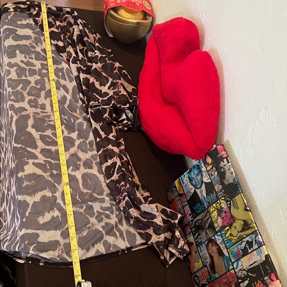 #1048+ Chic Sheer Animal Print Robe - Picture 5 of 5